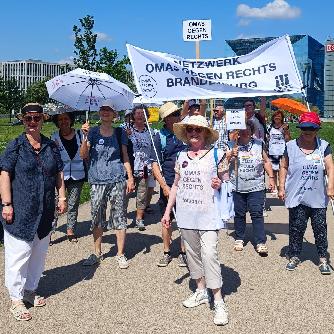 Bilder/Netzwerk_OGR_BBG_auf_dem_Weg_zur_Demo_Buntestag_fuer_Alle_2.jpg - Zum Vergrößern bzw. Öffnen auf Bild klicken